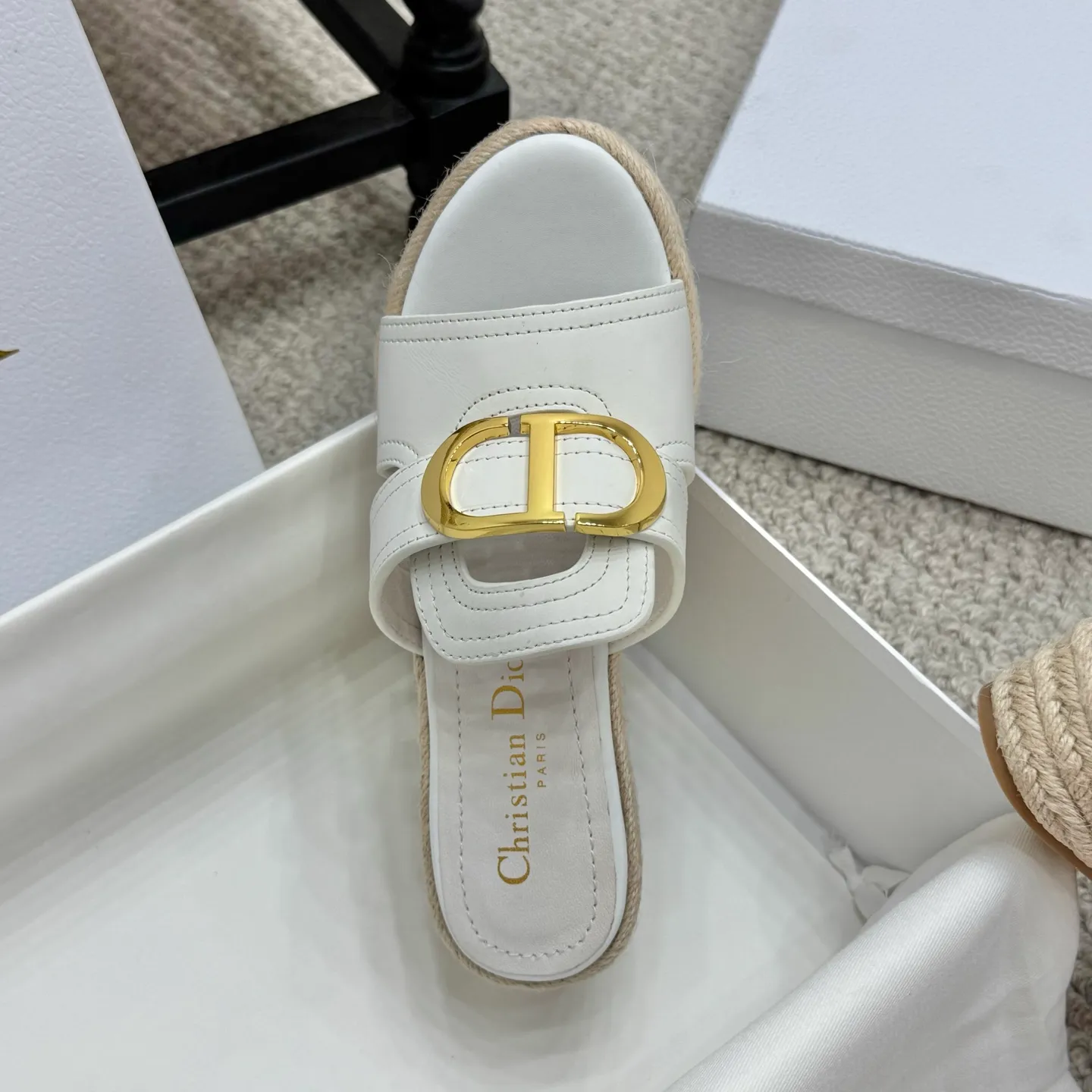 👟👟Ex-factory price 520👟👟 Increased height version✅🇨🇳 🇨🇳Dior 25ss summer high version new sandals. Simple and super versatile. Perfect and luxurious on the feet, can be matched with any spring and summer clothes. The foot feels even more comfortable! The material is a perfect replica of the original. Original disassembly and molding. ✅❶Material: original customized cowhide ✅❷Inner: original customized sheepskin ✅❸Foot: original customized sheepskin ✅❹Outsole: original woven wedge outsole ✅❺Heel height: 9.5cm ✅❻Packaging: original full set of packaging ✅❼Number: 35-41